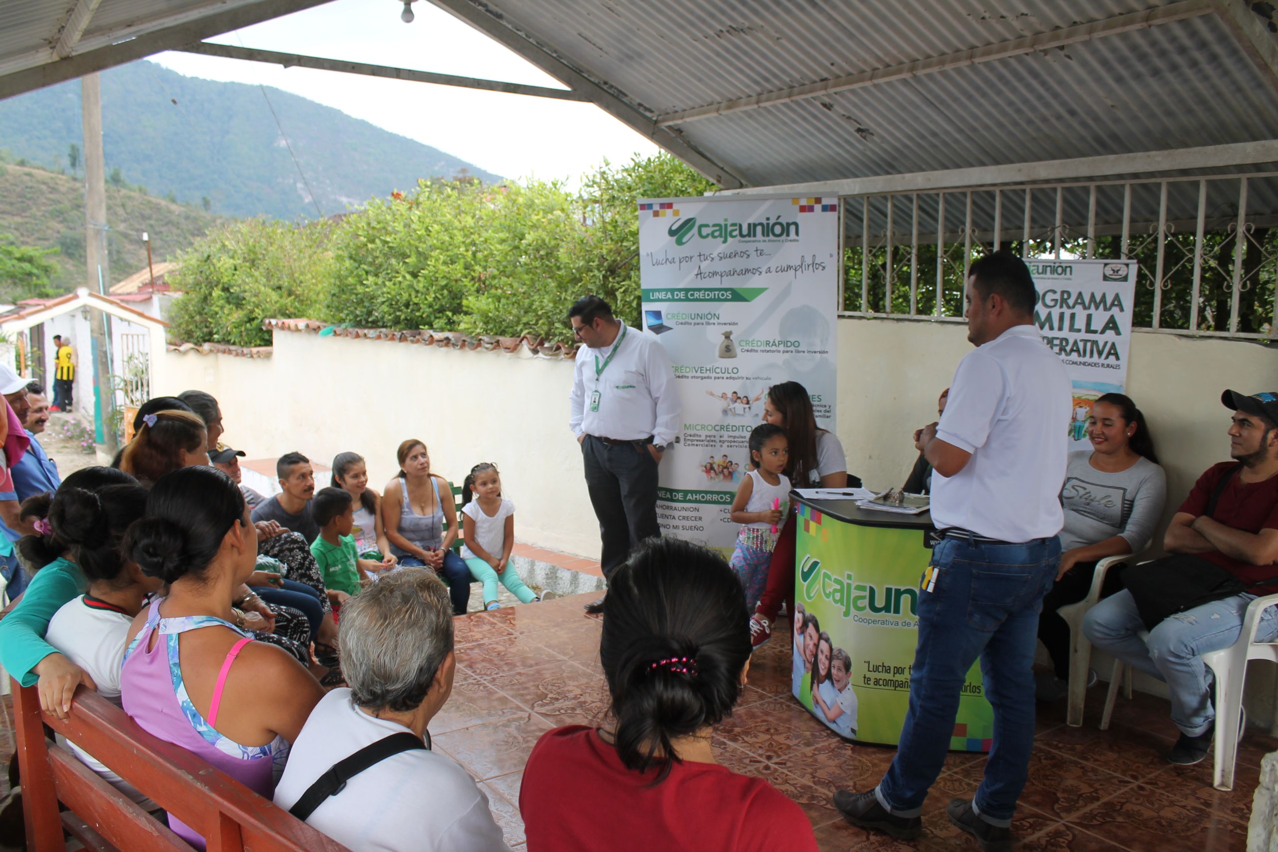 colombia-finance-services-community-local