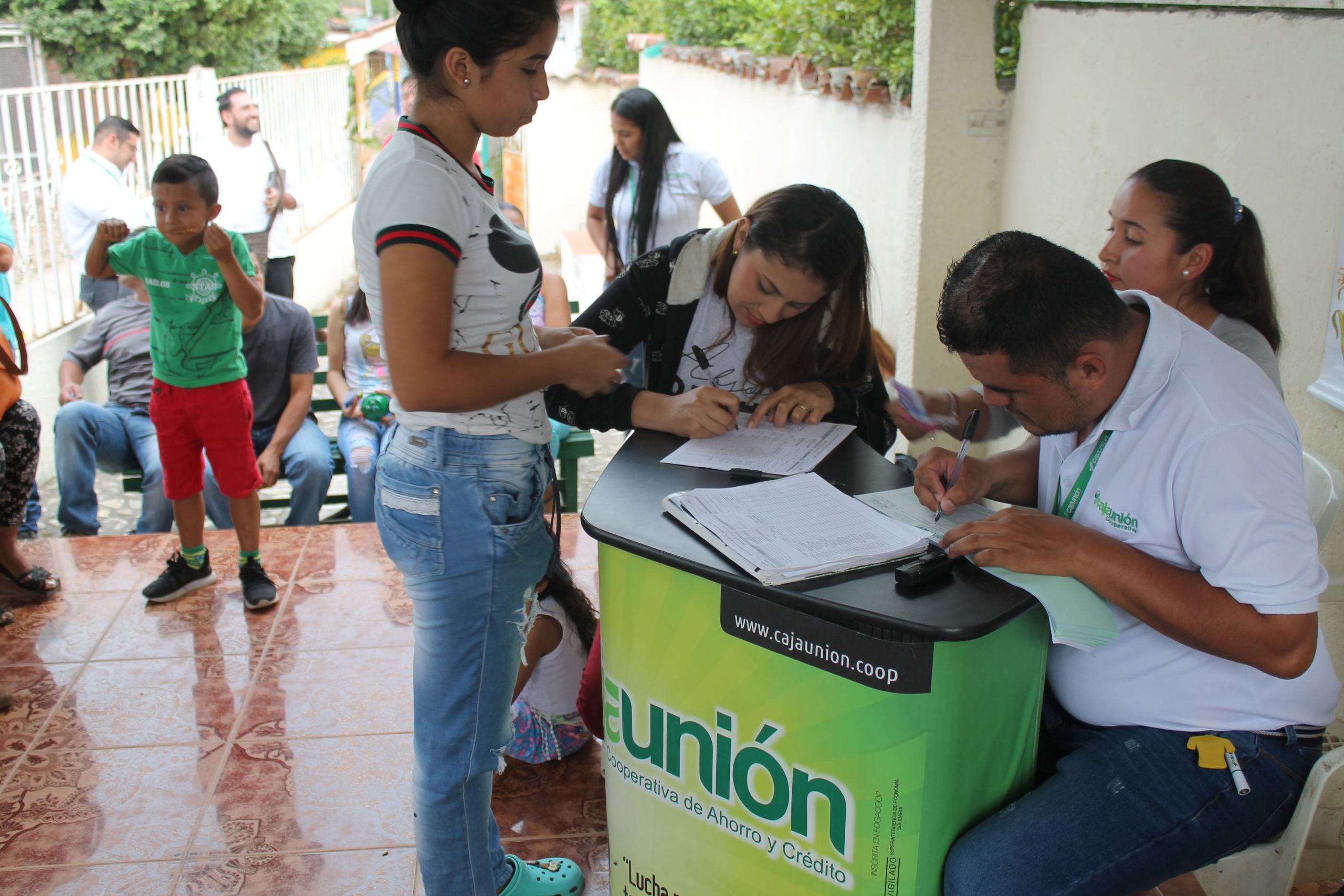 colombia-finance-services-community-local