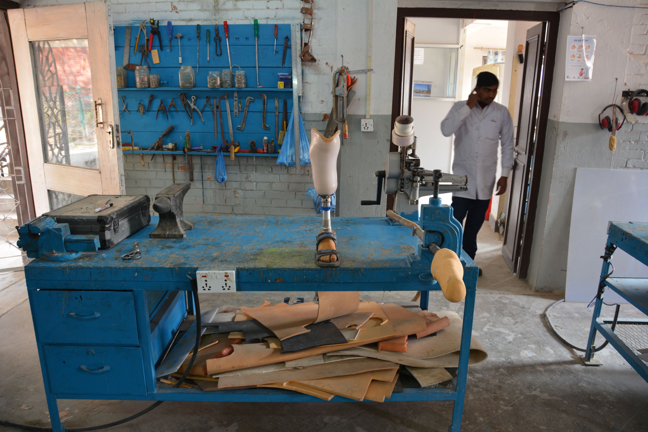 A photo showing the workshop where new prosthetic limbs are made.