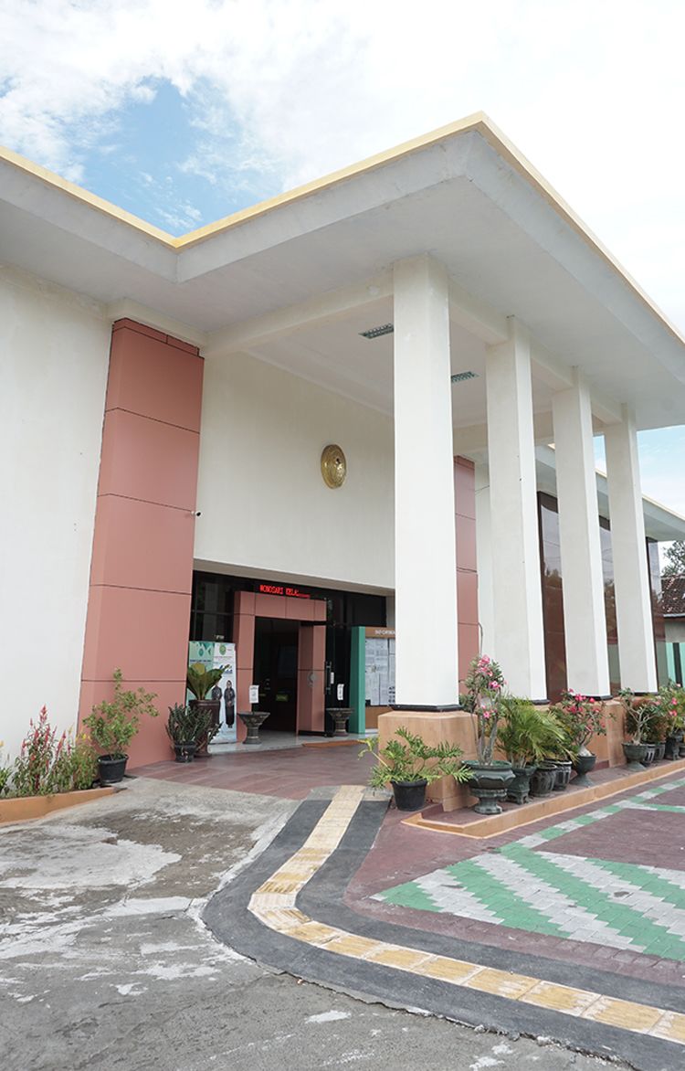 The main entrance to the Wonosari district court building.